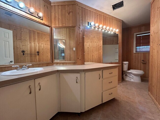 Building Photo - Located Near Park, Fast Food & Close Acces...