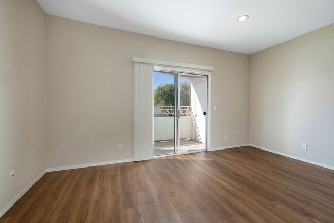 Building Photo - Gated 2 Bedroom 2 Bath Condo on the Second...