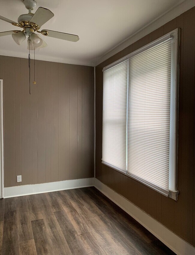 Building Photo - Spacious 4 Bedroom, 2 Bath Two-Story Home