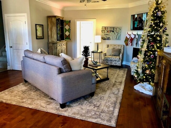 Building Photo - 3 bedroom, 3 Bath in Oxford, small fenced yard.