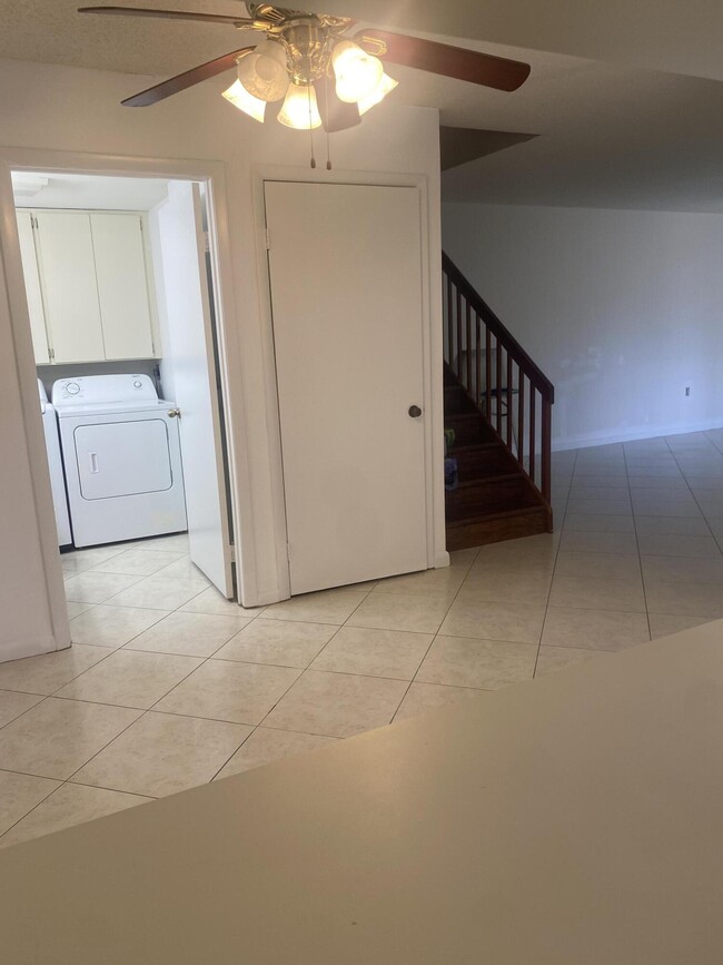 Building Photo - 222 Live Oak Ln
