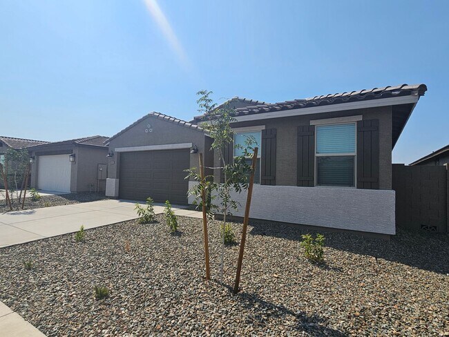Building Photo - Beautiful new build w mountain views