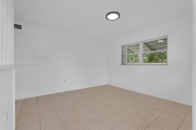 Building Photo - 2435 Plunkett St