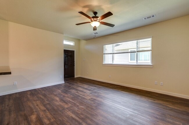 Building Photo - AVAILABLE NOW! GORGEOUS 4 BEDROOM DUPLEX L...