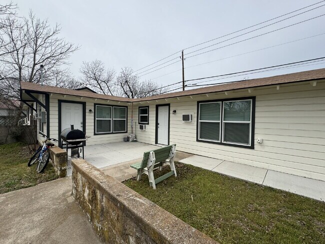 Building Photo - Live close to TSU in this 4 bedroom!