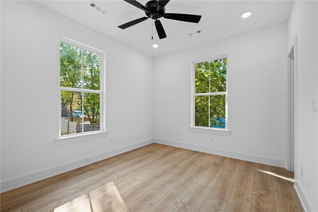 Building Photo - 588 N Willow Ave