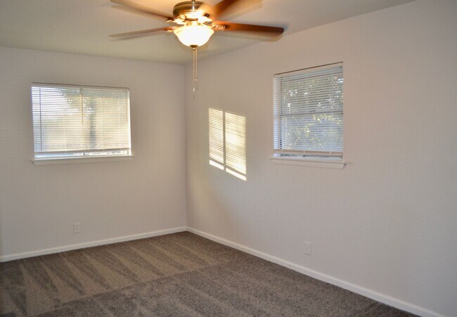 Building Photo - Beautifully remodeled 4 bedroom 2 bath hom...