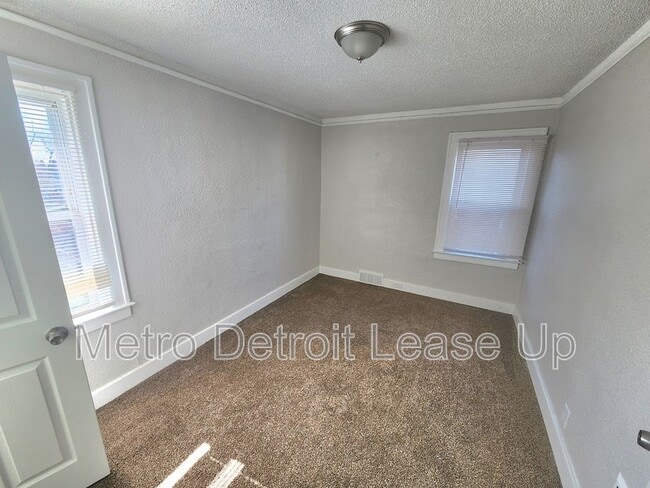 Building Photo - 3651 Buckingham