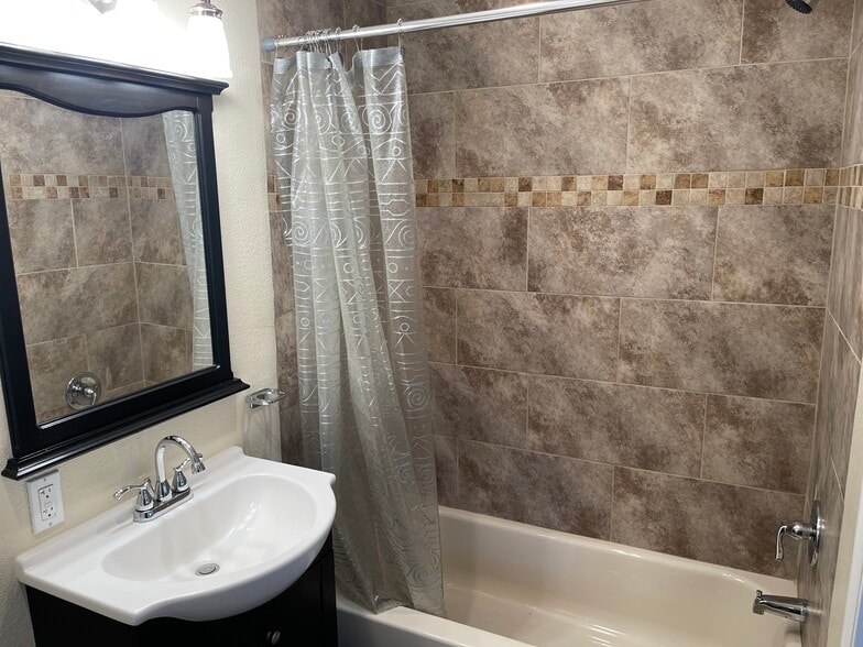 2nd bathroom - 1374 Olivina Ave