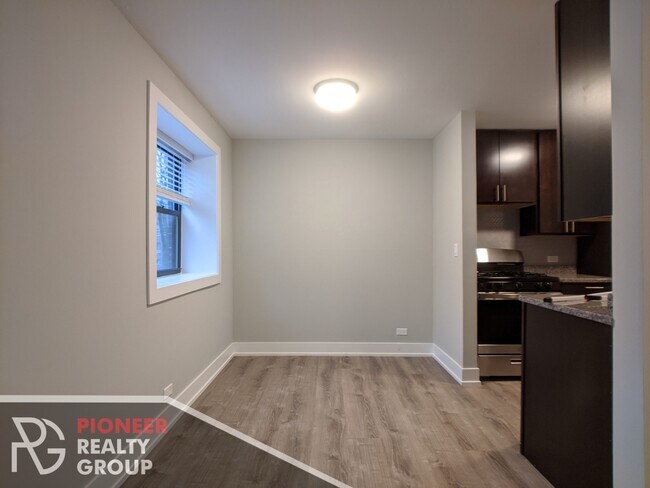 Building Photo - 530 W Surf St