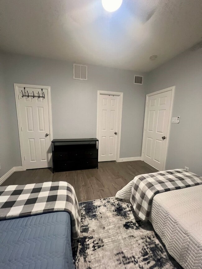 Building Photo - 7143 Laguna Villas