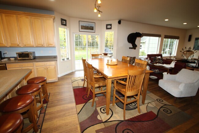 Building Photo - Lovely 4-Bedroom, 2.5-Bathroom Fully Furni...