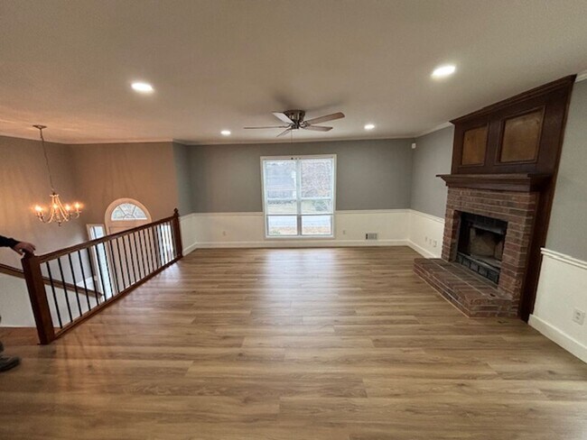 Building Photo - Updated Remodeled Large Open Split-Level Home with Full Finished Basement!