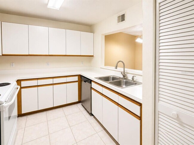 Building Photo - 2323 Feather Sound Dr