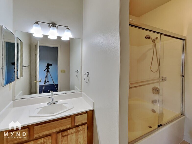 Building Photo - 900 S Meadows Pkwy