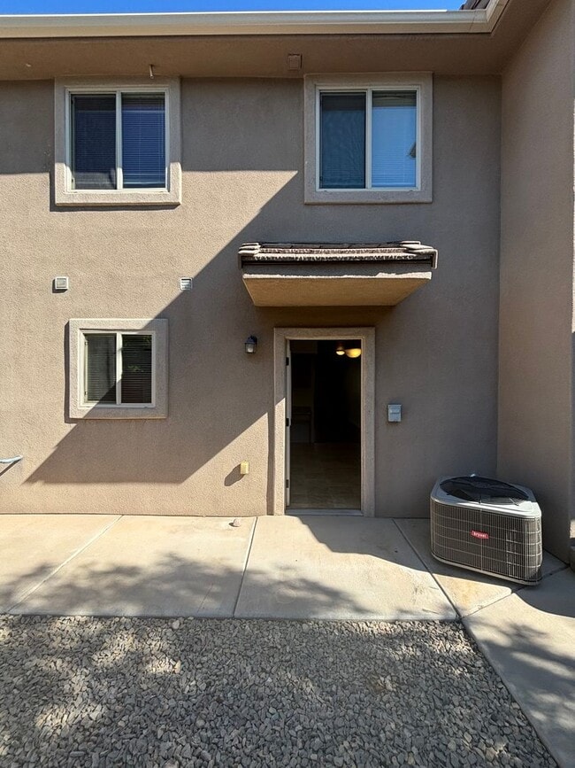 Building Photo - 3 bed 2.5 bath townhome