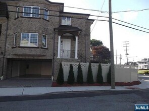 Building Photo - 811 Edgewood Ln