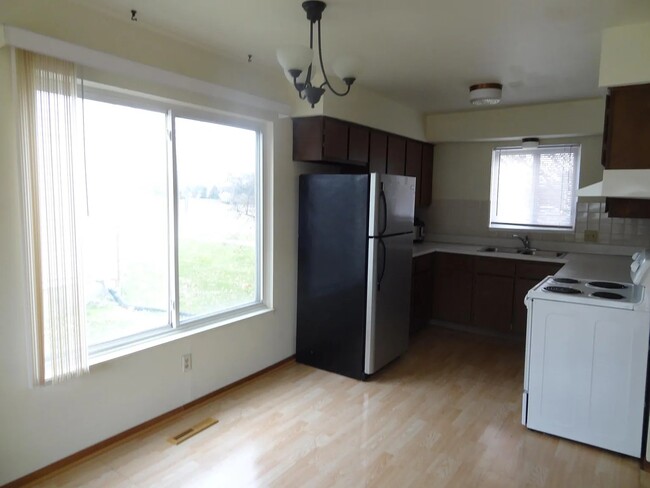 Kitchen - 1323 W Lake Lansing Rd