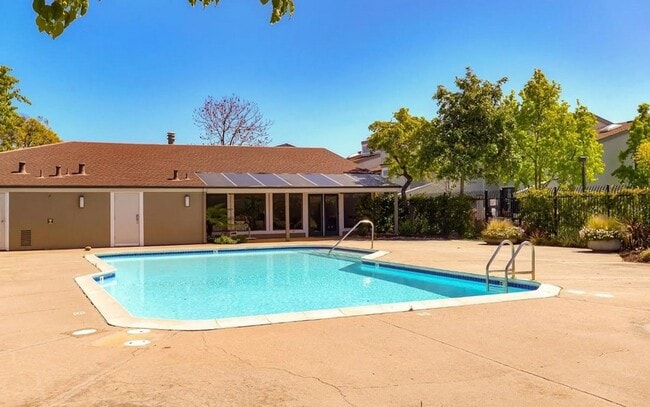 Building Photo - Spacious & bright 3 bedroom 2 bath home in...