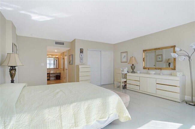 Building Photo - 3400 Galt Ocean Dr