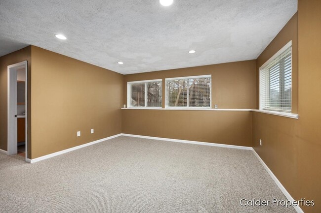 Building Photo - 5686 E Falling Leaf Dr SE