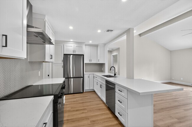 Building Photo - 5743 Ludington Dr