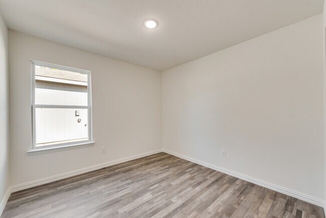 Building Photo - 1517 Sheri Ln S