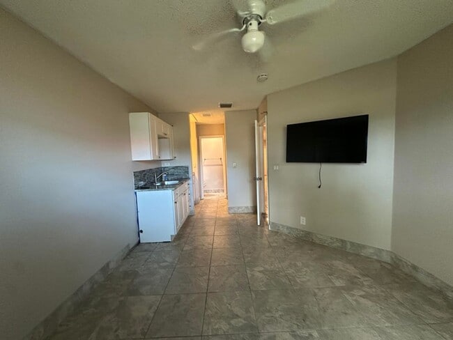 Building Photo - 300 NE 42nd St