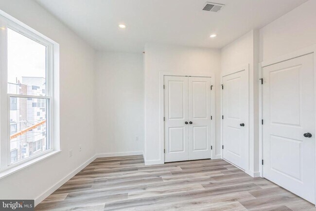 Building Photo - 1526 W Seybert St