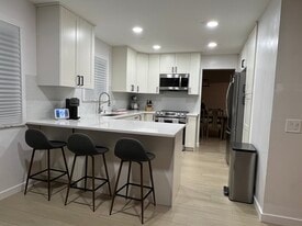 Building Photo - 4477 Hialeah Dr
