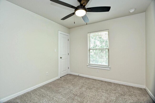 Building Photo - 10620 W Lakeview Dr