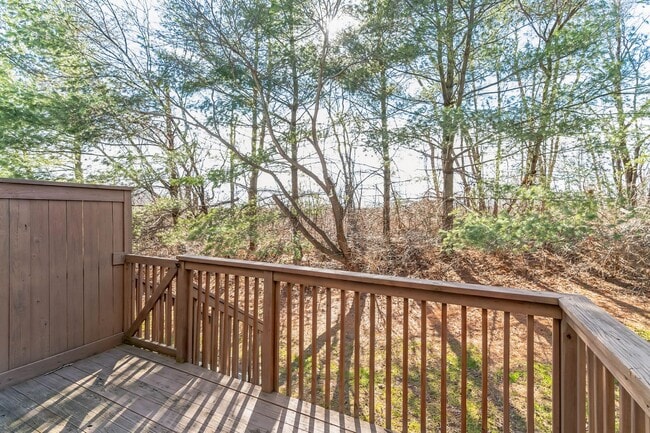 Building Photo - 487 Fort Hill Cir
