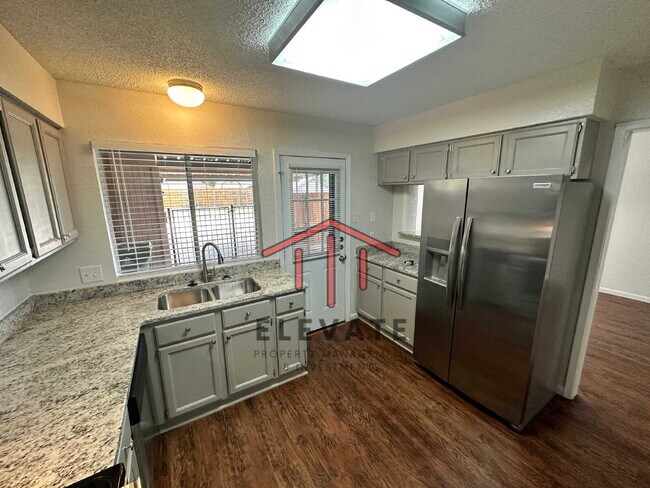 Building Photo - "Charming 3-Bedroom Townhouse Oasis with 2...