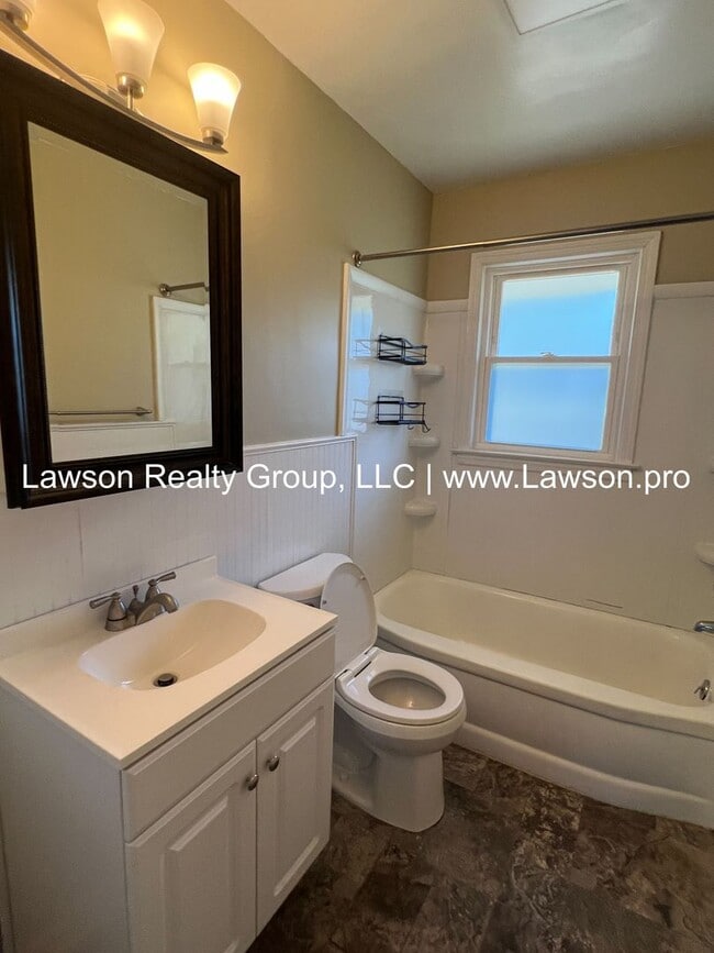 Building Photo - Three Bedroom Home - Convenient Location!