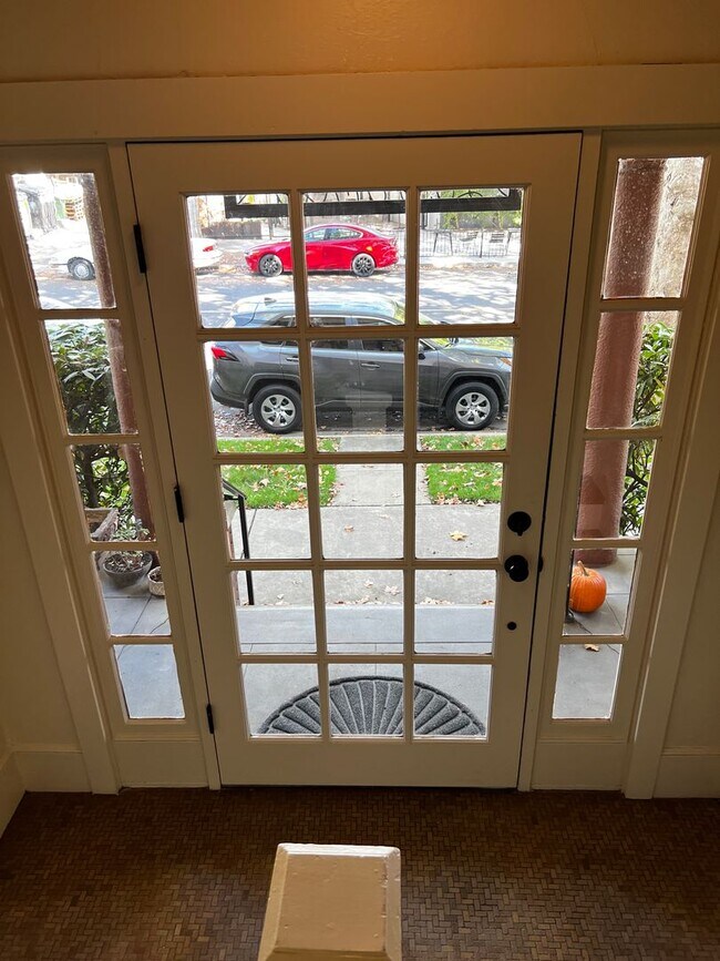 Building Photo - Charming one-bed, one-bath apartment in Midtown