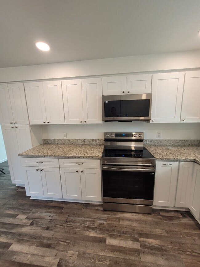 Building Photo - Updated, Single Level Home, 3BD/3BA, corne...