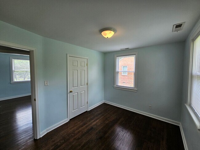 Building Photo - Newly Renovated 3BR/1BA Home - West End - ...