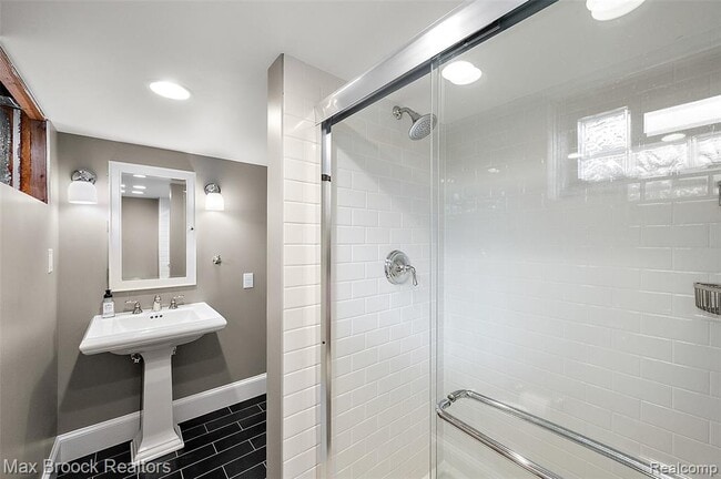Building Photo - 4420 Elmwood Ave