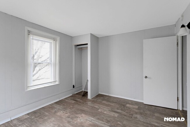 Building Photo - Charming 1BR Duplex in Salem