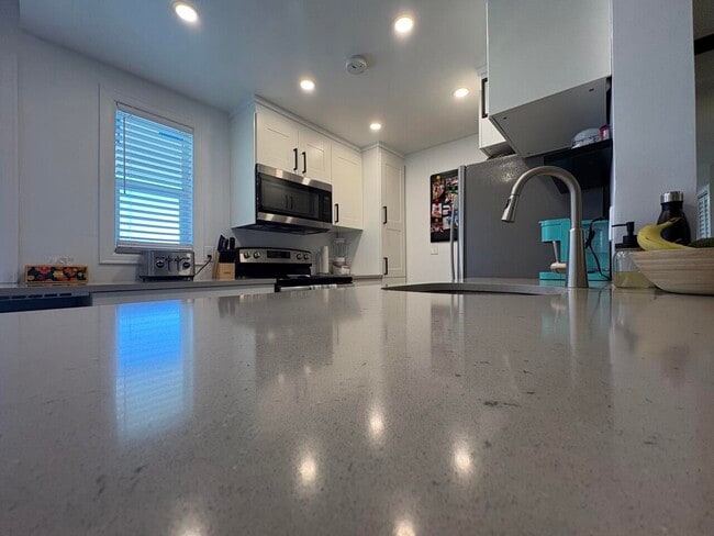 Building Photo - 2161 NE 1st Ct