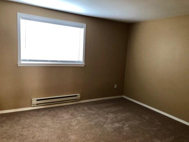 Building Photo - 1 Bedroom Near Lake Washington With Pool!