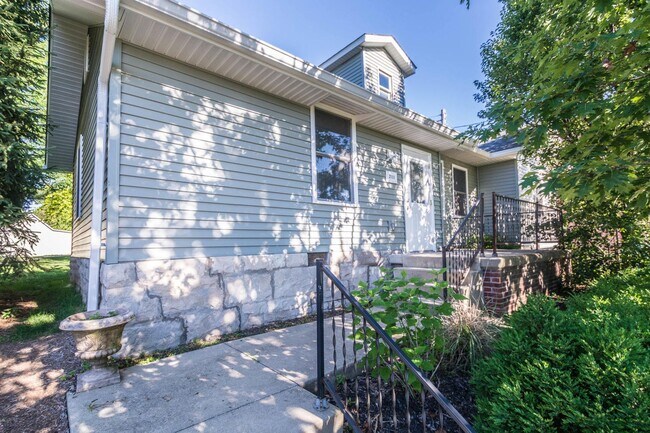Primary Photo - 211 N Madison St