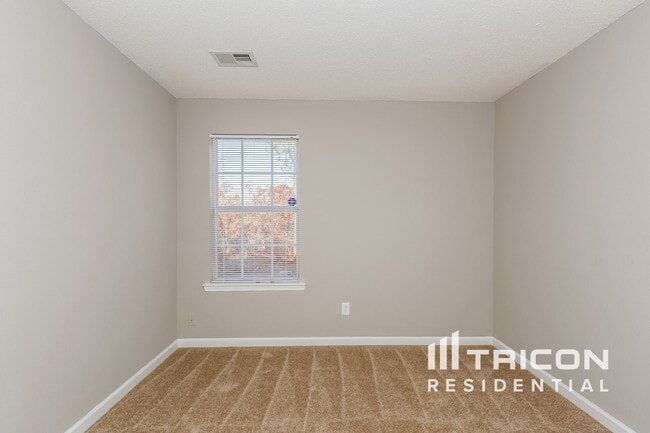 Building Photo - 429 Legend Oaks Dr