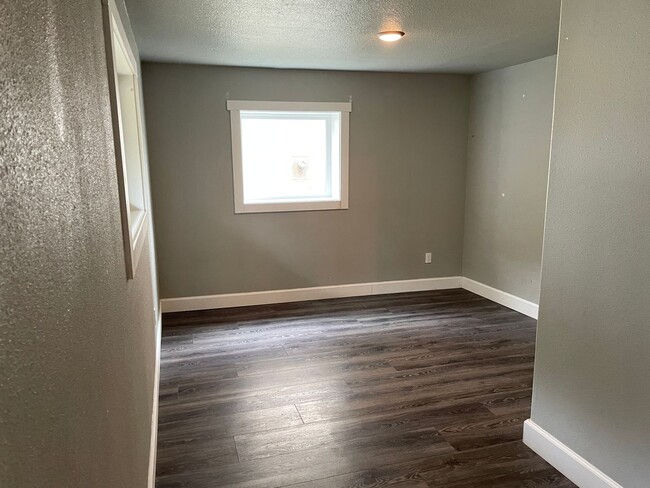 Building Photo - Recently renovated apartment in Lincoln City!