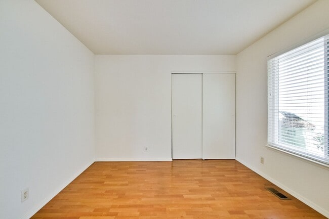 Building Photo - Hardwood Floors- A/C- Full Bedroom and Bath on First Floor: Fresh Paint