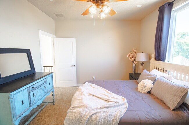 Building Photo - Luxury Living in Preston Manor