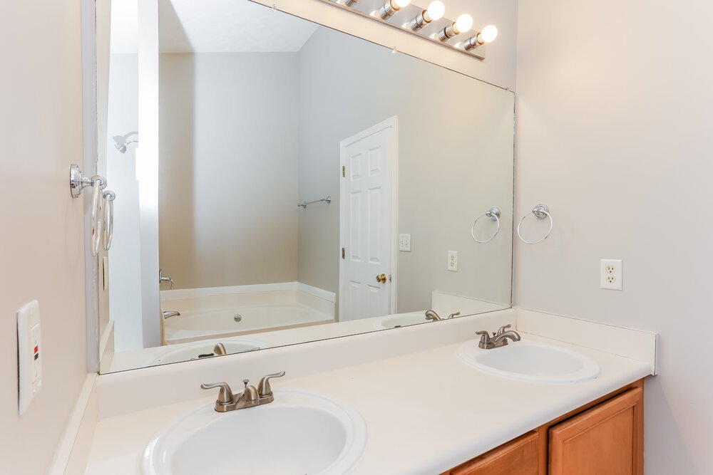 Building Photo - 7470 Royale Ct