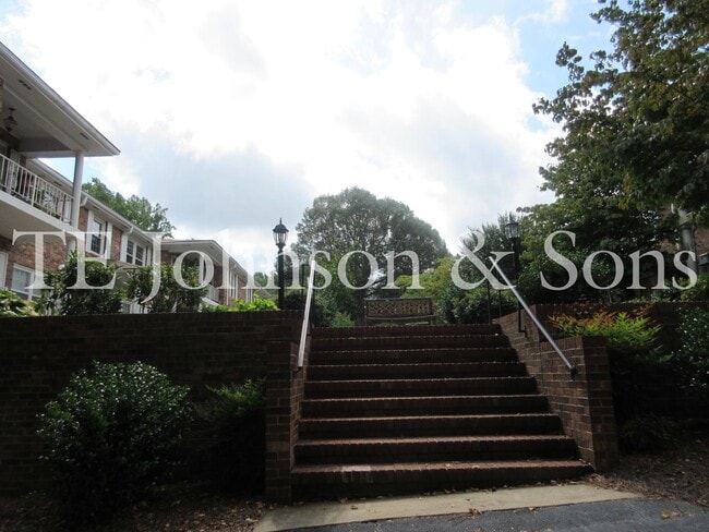 Building Photo - Two Bedroom Condo Convenient To WFU