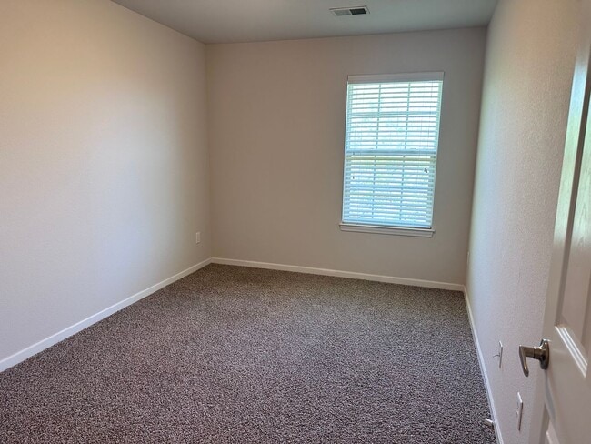 Building Photo - 3 Bed | 2.5 Bath | 2 Car Garage Townhome in Grain Valley