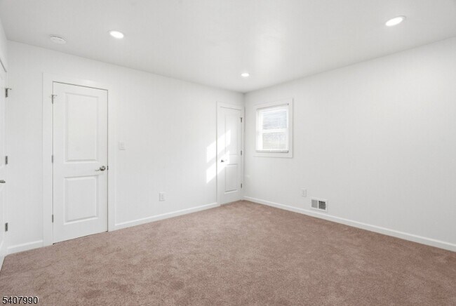 Building Photo - 114 Grove St